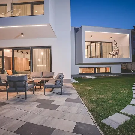 Vilă Luxury Ante With Pool