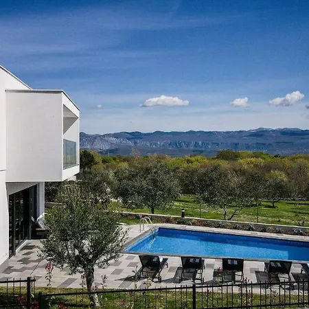 Luxury Ante With Pool